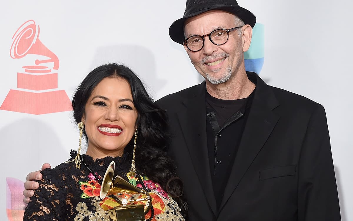 Lila Downs dio a conocer que su esposo Paul Cohen falleció la noche de ayer en Oaxaca
