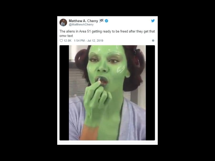 Algunos se diveirten imaginando como los aliens se preparan para ser liberados.