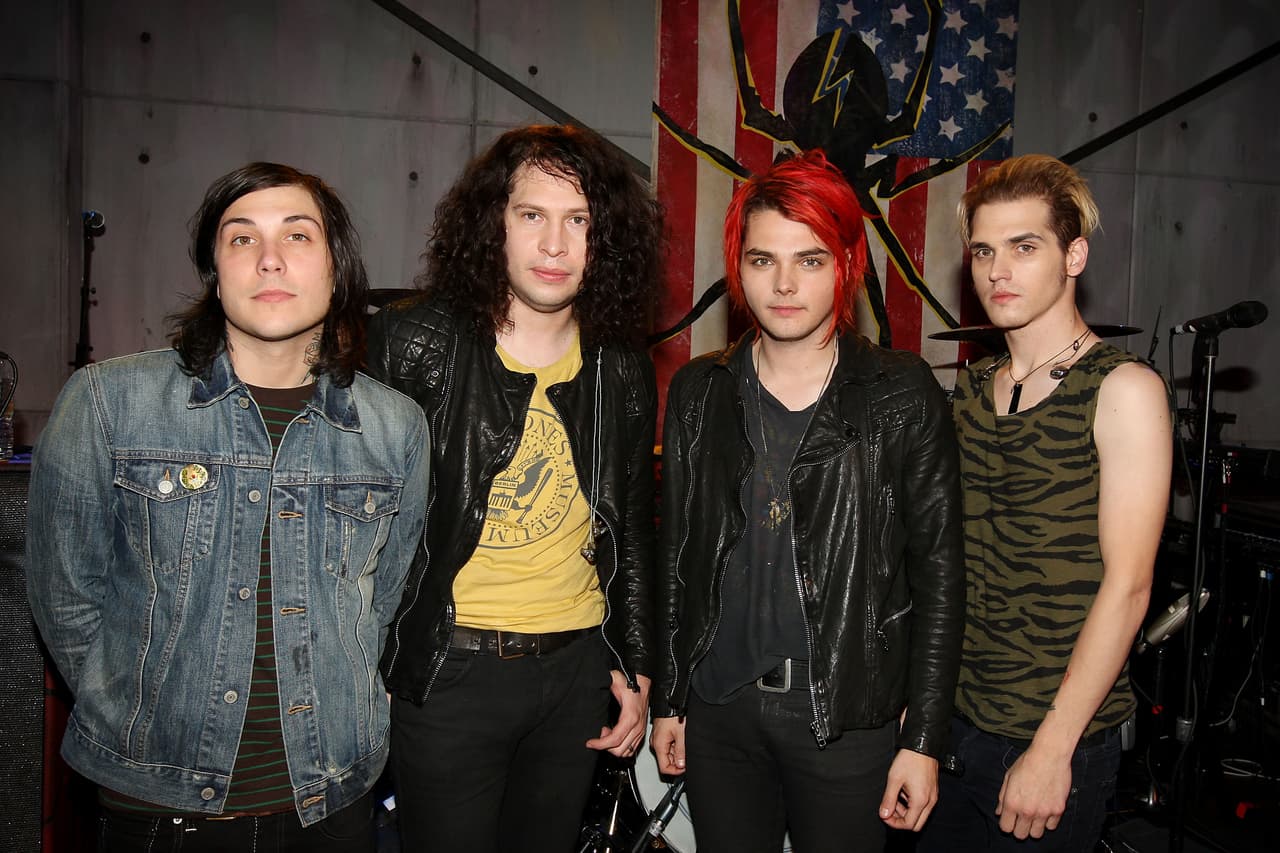 Con el regreso de My Chemical Romance a los escenarios, es inevitable que nuestro puberto interno se emocione y recuerde la época dorada de la música emo junto a todo lo que incluía: muchísimo delineador negro y flecos planchados.