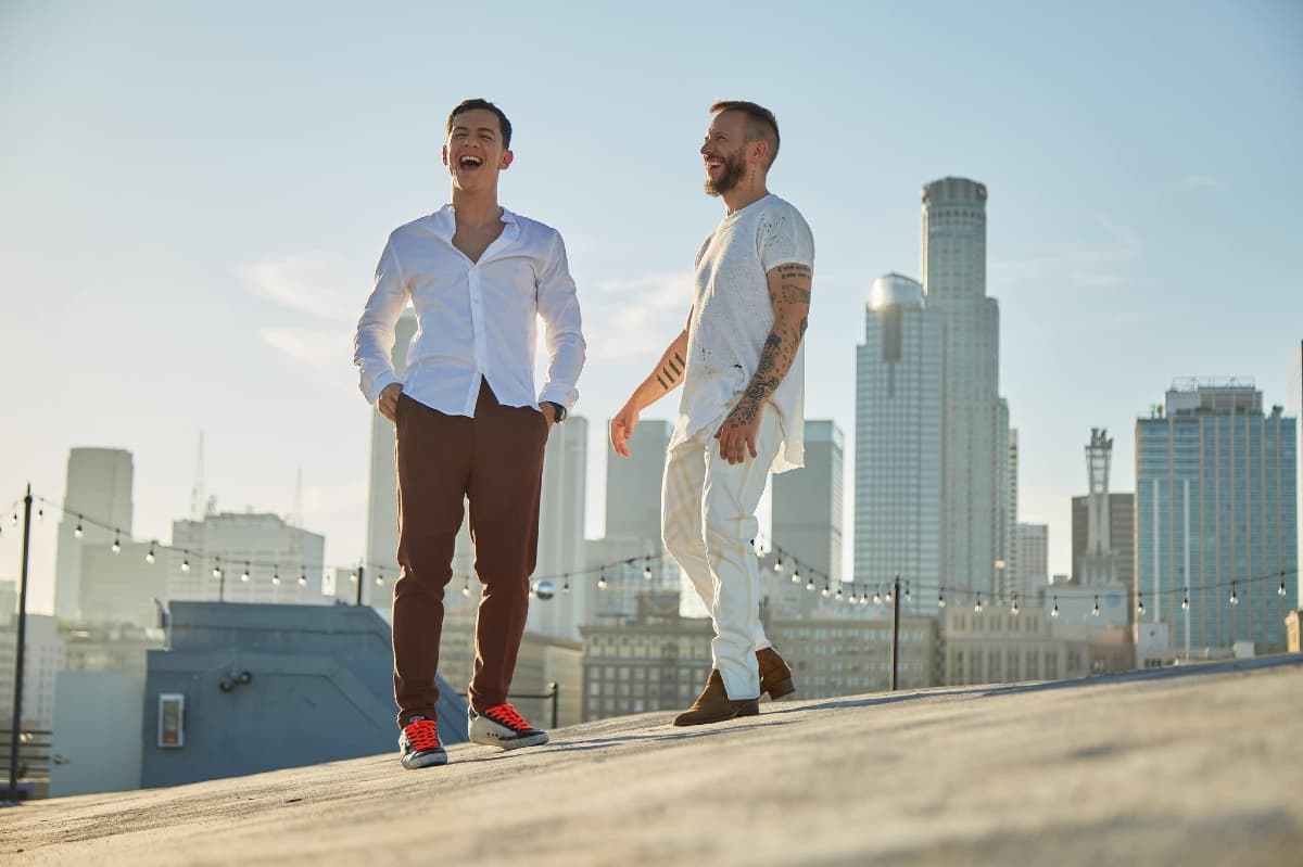 Guaynaa y Noel Schajris presentan ‘Entre las nubes’, su primer tema juntos