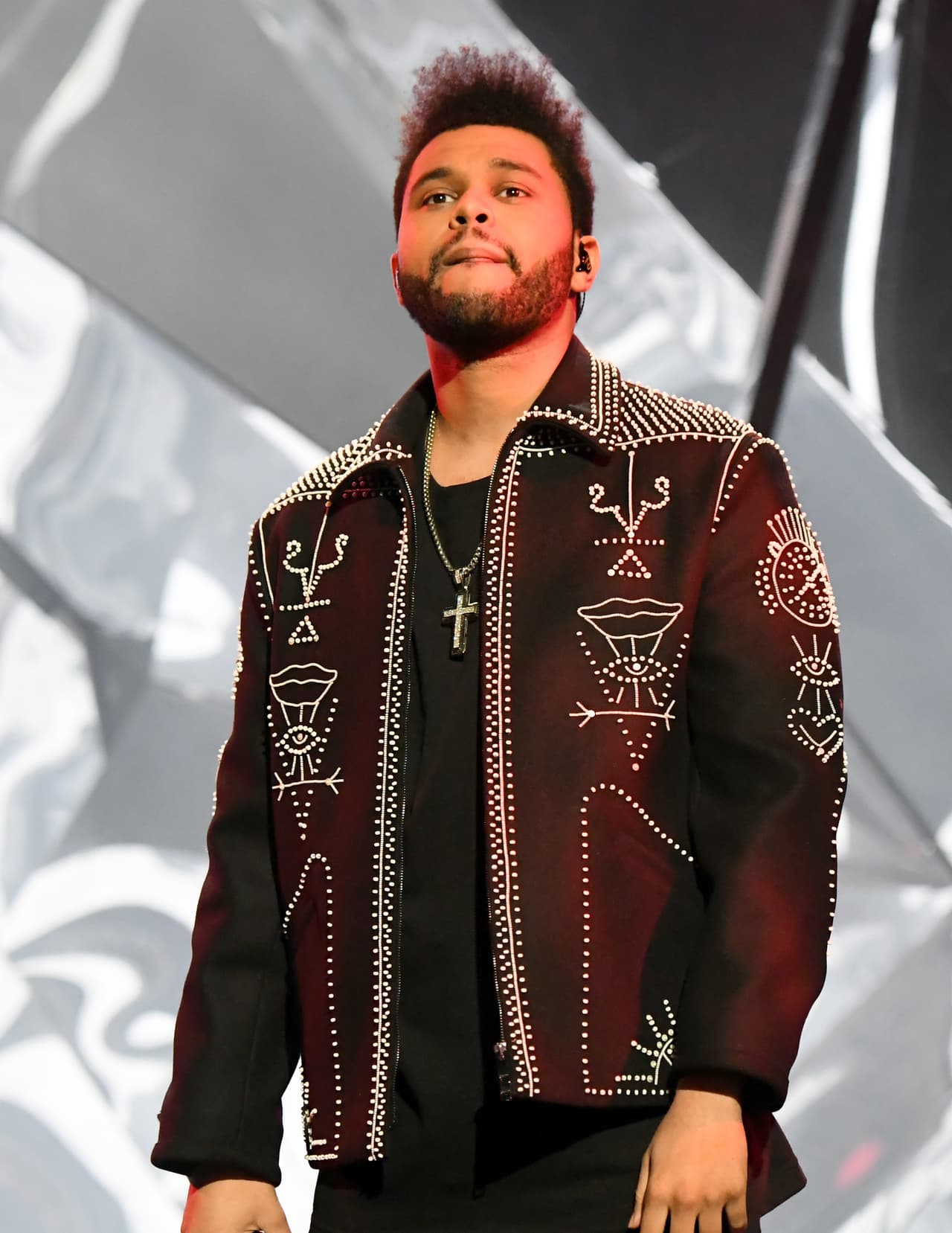 Se dice que los Grammy decidieron ignorar completamente "After Hours" luego de que The Weeknd aceptara actuar en el Super Bowl 55, durante el medio tiempo del partido entre los Buccaneers y los Kansas City Chiefs, en el Raymond James Stadium. El evento se realizará el 7 de febrero y se espera que sea un momento culminante en la carrera del canadiense.