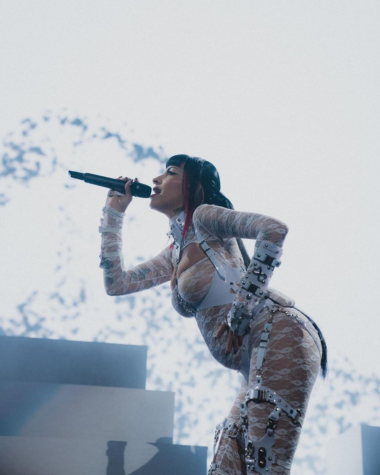 Cazzu es conmovida por regalo para su bebé en pleno concierto