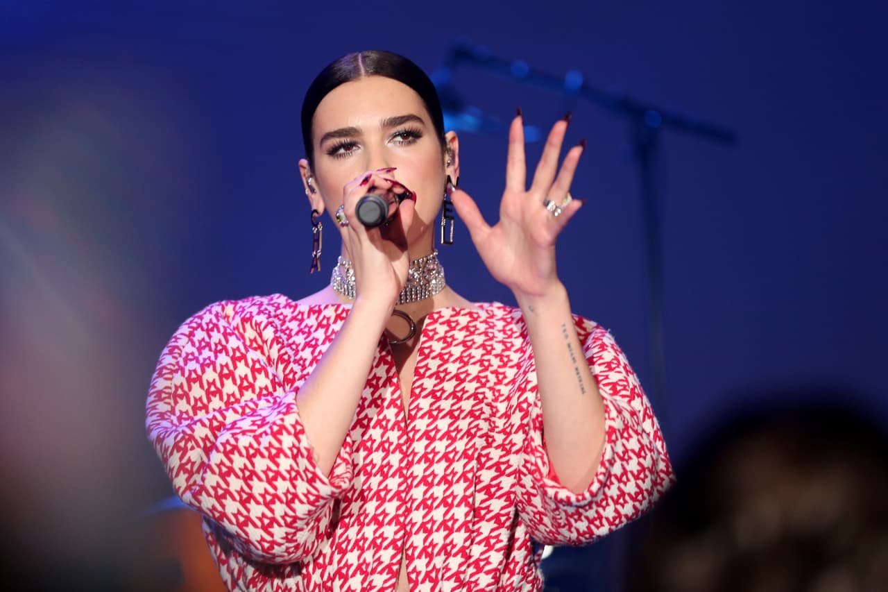 Dua Lipa luce irreconocible con el cabello corto y rubio en la portada de Vogue