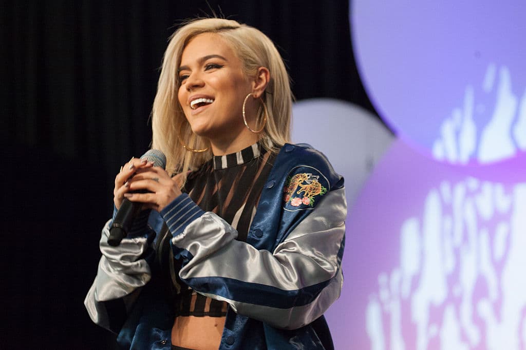 Vida de rica: Karol G presume el costoso Ferrari que se compró para festejar su éxito