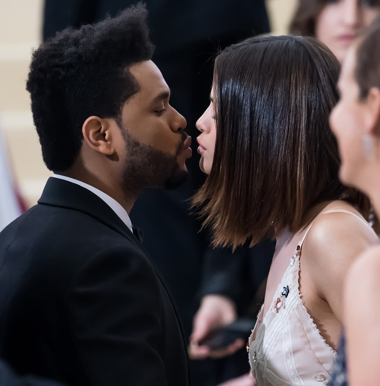 También mantuvo un noviazgo con Selena Gomez, en medio de la ida y vuelta que ella tuvo con Justin Bieber durante algunos años. De hecho, cuando ella tuvo que recibir un trasplante de riñón por la enfermedad de Lupus que padece, The Weeknd lanzó "Call Out My Name", donde dijo que estaba dispuesto a "cortarse un pedazo de sí mismo" para dárselo a la intérprete, aunque esto de cierta forma también fue una manera de atraer a sus oyentes.