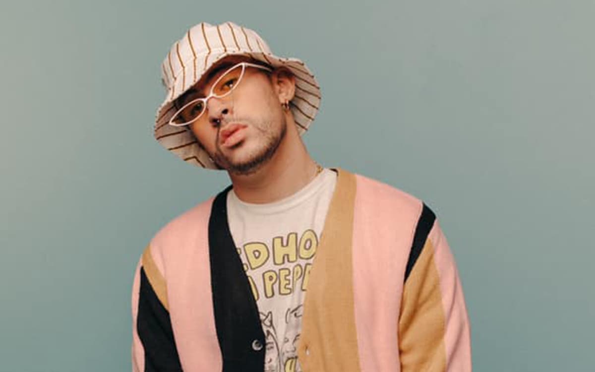 Bad Bunny explica por qué arrojó el celular de una fan al mar