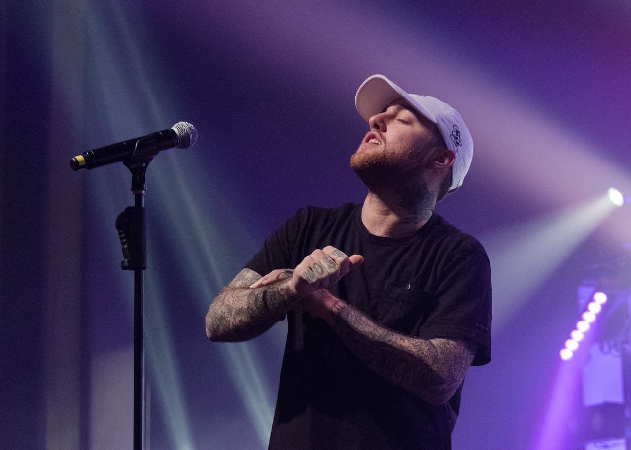 VANCOUVER, BC - NOVEMBER 06: Rapper Mac Miller performs onstage at Vogue Theatre on November 6, 2016 in Vancouver, Canada. (Photo by Andrew Chin/Getty Images)